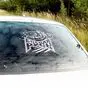 на фото белая наклейка 
